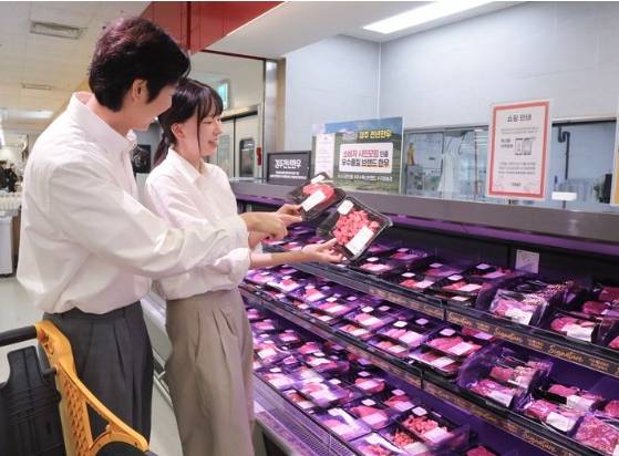 대형마트 휴무일, 이마트·롯데마트·홈플러스·코스트코 “우리동네 마트는?” =이마트·롯데마트·홈플러스·코스트코 등 대형마트가 이번 주는 각사별 특색있는 할인행사에 돌입한다. 이마트는 오는 14일까지 새해맞이 육류 상품 할인 행사를, 롯데마트는 ‘올바른 우리집 장보기’ 행사를, 홈플러스는 ‘클린푸드 페스타’ 행사를 진행한다. 특히, 다음 달 6일까지 설 선물세트 사전예약 프로모션을 이어간다. ©사진=이마트: 대형마트 휴무일? 이마트·롯데마트·홈플러스‧코스트코 등 마트 휴일, 쉬는날&nbsp;