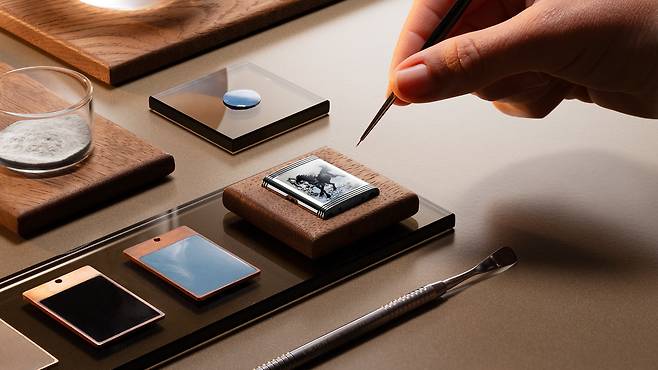 1m²가 넘는 쉬베이훙의 역동적인 수묵화를 단 2cm²의 케이스백 표면에 정교하게 재현해냈다. 예거 르쿨트르.