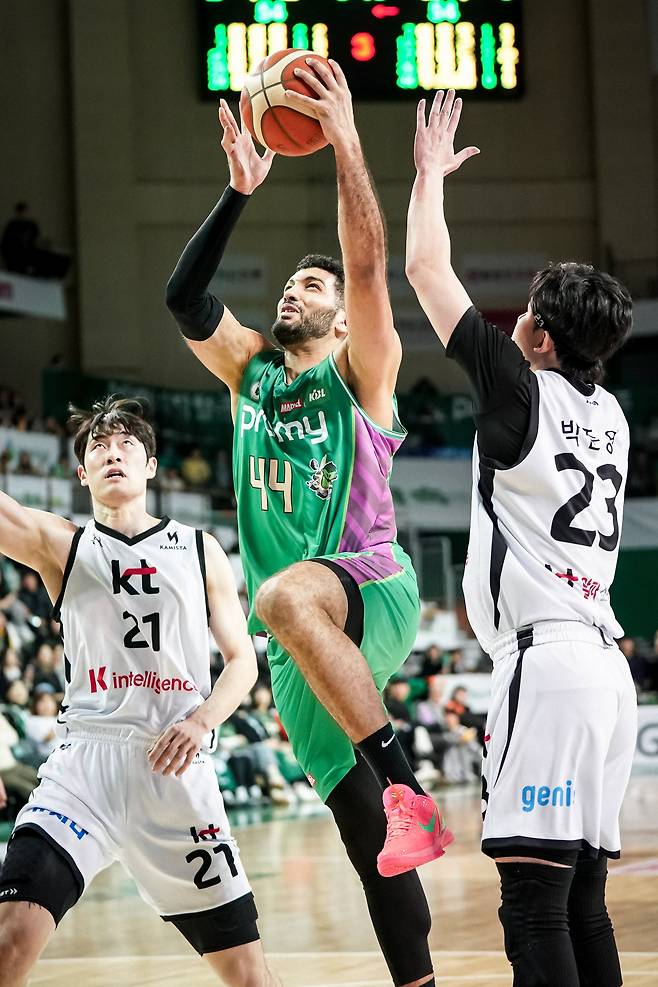 DB의 에삼 무스타파가 11일 정관장과 벌인 프로농구 홈 경기에서 골밑 슛을 시도하고 있다. /KBL