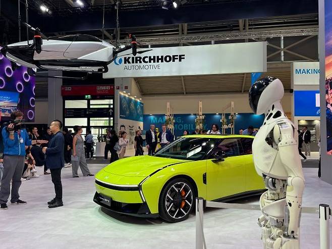 지난 9월 독일 뮌헨에서 열린 'IAA 2025'에 참가한 샤오펑의 부스에 신형 'P7'과 휴머노이드 로봇, AAM 기체 '에어로트' 등이 전시돼있다. ⓒ데일리안 편은지 기자