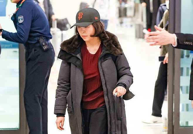 2022년 지방선거를 앞두고 강선우 무소속 의원에게 '공천헌금' 1억원을 건넨 의혹을 받는 김경 서울시의원이 11일 오후 인천국제공항 제1여객터미널을 통해 귀국하고 있다. ⓒ뉴시스