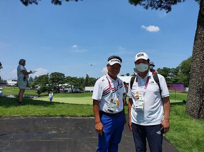 2021년 도쿄올림픽 때 ‘탱크’ 최경주와 포즈를 취한 신치용 당시 진천선수촌장.   신치용 제공
