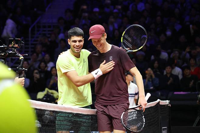 카를로스 알카라스(왼쪽)와 얀니크 신네르가 10일 인천 인스파이어 아레나에서 열린 현대카드슈퍼매치를 마친 뒤 환하게 웃고 있다. 세마스포츠마케팅 제공
