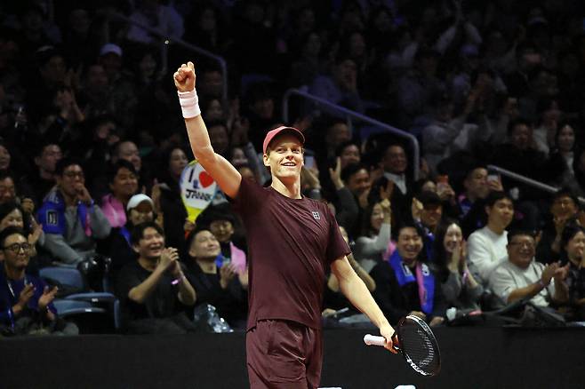 평소 투어 무대에서&nbsp;‘정석’에 가까운 무결점 경기로 ‘AI’ 같다는 놀림을 받기도 하는 얀니크 신네르는 10일 인천 인스파이어 아레나에서 열린 현대카드 슈퍼매치에서만큼은 누구보다 ‘인간미’ 있게 팬들의 응원 한 마디 한 마디에 적극적으로 애정을 표현했다. 세마스포츠마케팅 제공