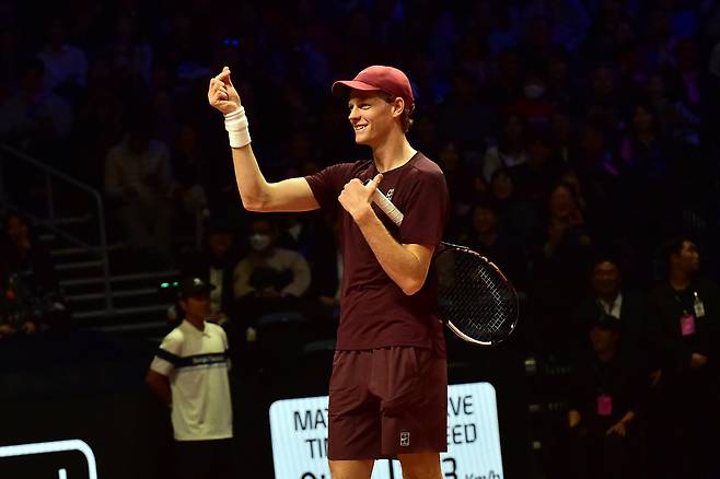 서브를 준비하던 도중 관중석에서 “신네르, 아이 러브 유(I love you)”라는 외침이 들리자 팬을 향해 웃으며 ‘손하트’를 날린 신네르. 세마스포츠마케팅 제공