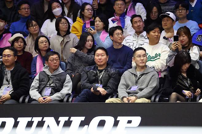 소문난 테니스광인 최태원 SK 회장도 이날 관중석 맨 앞줄에서 경기를 지켜봤다. 세마스포츠마케팅 제고