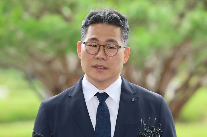 백해룡 전 영등포경찰서 형사과장(경정)이  임은정 동부지검장과 비공개 면담을 위해 17일 서울 송파구 서울동부지방검찰청으로 들어가며 취재진 질의에 답하고 있다. 2025.07.17 서울=뉴시스