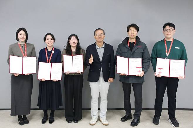 조중석 이스타항공 대표이사(왼쪽 네번째)가 지난 9일 이스타항공 마곡 본사에서 열린 '2025년 안전 포상 시상식'에서 포상 수여자들과 기념촬영을 하고 있다. 이스타항공 제공