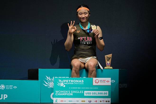 메달을 들고 환하게 웃고 있는 안세영.뉴시스