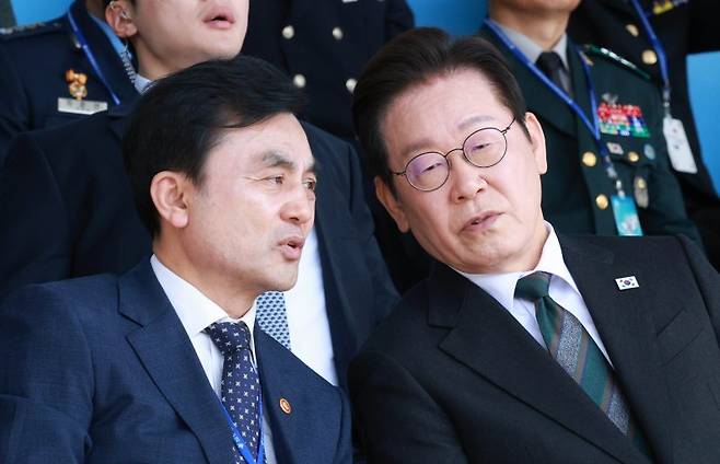 이재명 대통령과 안규백 국방부 장관이 지난해 10월 1일 충남 계룡대에서 열린 건군 77주년 국군의 날 기념식에서 대화하고 있다. 뉴시스