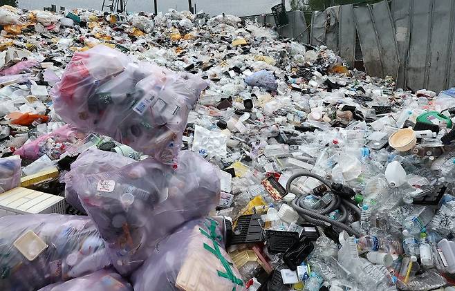 최근 서울의 한 재활용 센터에 생활 폐기물이 쌓여 있는 모습 뉴스1