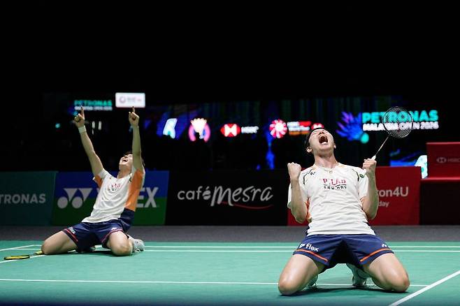 김원호(왼쪽)와 서승재가 11일(현지 시간) 말레이시아 쿠알라룸푸르 악시아타 아레나에서 열린 2026 세계배드민턴연맹(BWF) 월드 투어 슈퍼 1000 말레이시아오픈 남자 복식 결승에서 애런 치아-소위익 조(말레이시아)를 꺾고 우승한 뒤 포효하고 있다. 김원호-서승재가 2-1(21-15 12-21 21-18)로 승리하고 2연패를 달성했다.뉴시스