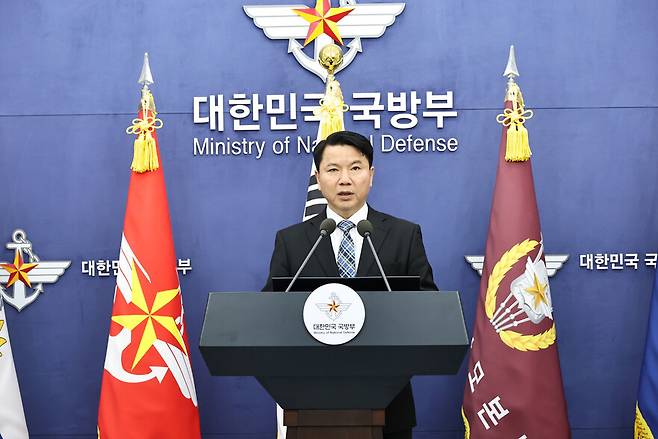 김홍철 국방부 정책실장이 지난 10일 오후 서울 용산구 국방부 브리핑룸에서 무인기 관련 북한 총참모부 성명에 대한 국방부의 입장을 발표하고 있다. 이날 국방부는 한국이 무인기를 또다시 침투시켰다는 북한의 주장에 대해 우리 군의 작전이 아니라고 거듭 강조하며 민간 영역에서 이뤄졌을 가능성을 철저히 조사하겠다고 밝혔다. 연합뉴스