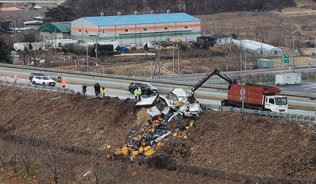 경찰이 10일 오전 경북 상주시 서산영덕고속도로 남상주IC 영덕방향에서 9.5톤 화물차가 가드레일을 뚫고 추락해 운전자 1명이 숨진 사고 현장을 확인하고 있다. 상주=뉴시스