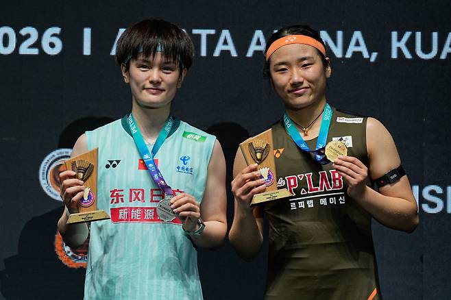 <yonhap photo-4093=""> 2026 말레이시아 오픈 우승자 안세영(오른쪽)과 준우승자 왕즈이. (AP Photo/Kien Huo)/2026-01-11 15:10:35/ <저작권자 ⓒ 1980~2026 ㈜연합뉴스. 무단 전재 재배포 금지, AI 학습 및 활용 금지></yonhap>