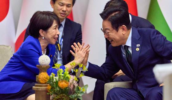 이재명 대통령이 일본 다카이치 사나에(高市早苗) 총리와 지난해 11월 23일(현지시간) 남아프리카공화국 나스렉 엑스포센터에서 열린 주요 20개국(G20) 정상회의에서 풀어사이드 양자회담을 하고 있다. 사진 대통령실사진기자단