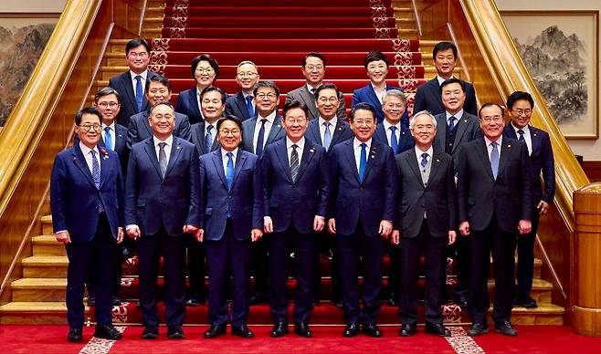 이재명 대통령이 9일 광주·전남 행정통합과 관련해 청와대 오찬 간담회에 참석한 강기정 광주시장과 김영록 전남지사, 지역 국회의원들과 함께 기념촬영을 하고 있다. [사진 광주광역시]