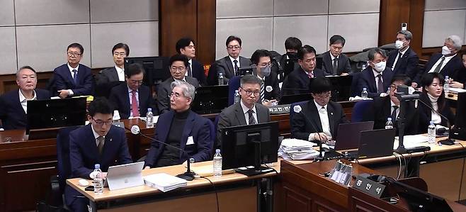 윤석열 전 대통령, 김용현 전 국방부 장관 등이 지난 9일 서울 서초구 서울중앙지방법원에서 열린 내란 우두머리 혐의 1심 결심 공판에 출석해 자리에 앉아 있다. 뉴스1