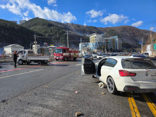 ▲ 11일 오후 1시 8분쯤 정선군 고한읍의 한 도로에서 화물차가 승용차를 추돌, 20대 여성 등 3명이 중경상을 입어 병원에 옮겨졌다. 강원도소방본부 제공
