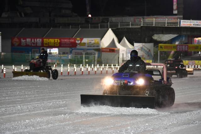 ▲ 10일 오후부터 밤새 내린 눈을 치우기 위해 화천산천어축제장에서 11일 새벽 화천군청 공무원들과 축제관계자들이 제설작업을 실시하고 있다.