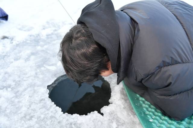 ▲ 개막 이틀째인 11일 제설 작업을 마친 화천산천어축제장에서 관광객들이 얼음낚시를 즐기고 있다.