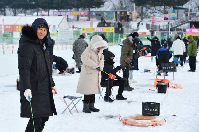 ▲ 개막 이틀째인 11일 제설 작업을 마친 화천산천어축제장에서 관광객들이 얼음낚시를 즐기고 있다.