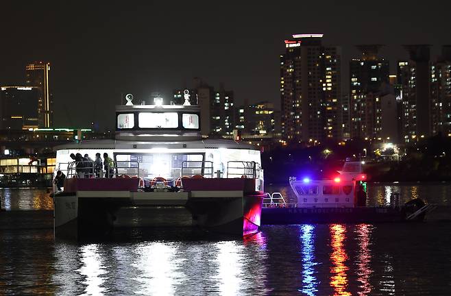 지난해 11월 15일 한강버스 잠실 선착장 사고. 항로 이탈로 저수심 바닥에 걸려 승객 82명이 구조됐다.