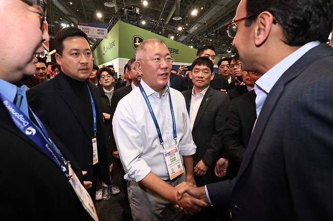 정의선 현대차그룹 회장이 세계 최대 가전·정보기술(IT) 전시회 'CES 2026'이 개막한 6일(현지시간) 미국 네바다주 라스베이거스 컨벤션센터에 마련된 퀄컴 부스에서 아카시 팔키왈라 퀄컴 최고재무책임자(CFO)와 악수하고 있다. /연합뉴스