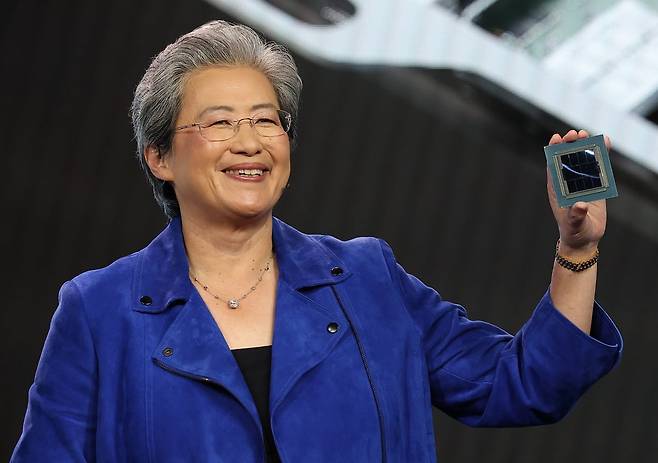 리사 수 AMD CEO가 CES 2026 기조연설을 하며 AI칩을 들고 있다. 연합뉴스