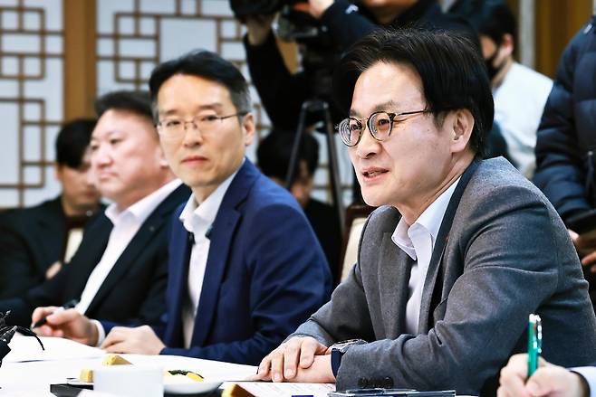 Industry Minister Kim Jung-kwan (right) delivers a speech during a closed-door roundtable with the American Chamber of Commerce in Korea at the government complex in central Seoul on Friday. (Ministry of Trade, Industry and Resource)