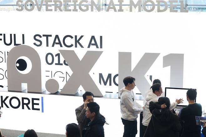 Attendees look around the SK Telecom exhibition hall at the first presentation of the independent AI foundation model project at Coex in Seoul’s Gangnam District, southern Seoul, in December 2025. [YONHAP]