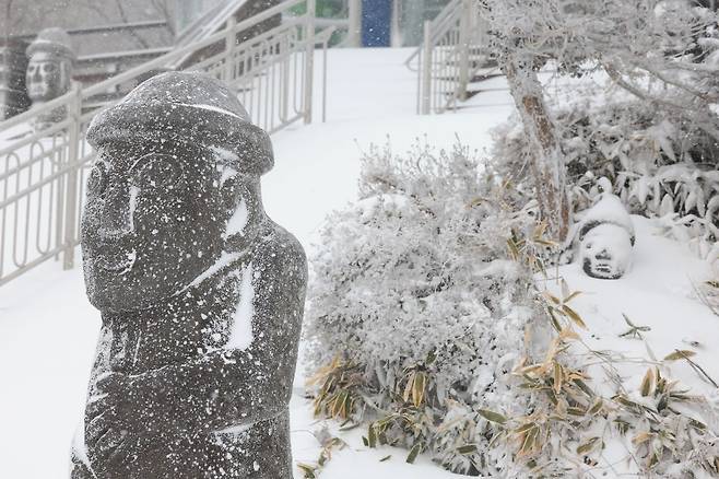 지난 2일 제주 한라산 1100고지 전망대 앞에 설치된 돌하르방이 눈에 파묻혀 있는 모습. 연합뉴스