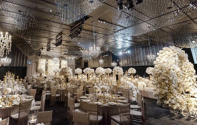 최대 200명을 수용할 수 있는 크리스탈 볼룸