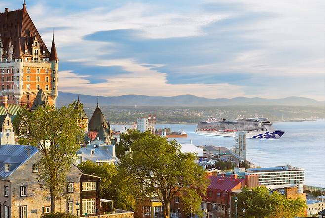 구시가지 성벽과 석조 건물 퀘벡.