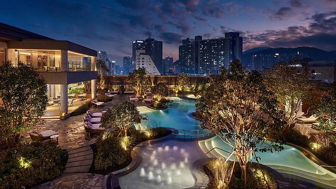 부산 서면에 둥지를 튼 부산롯데호텔의 야경.