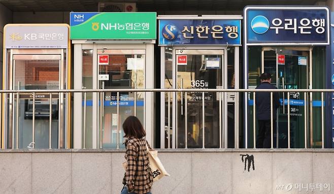서울 용산구에 설치된 은행 ATM기를 시민들이 이용하는 모습. 2025.11.9/사진=뉴스1 /사진=(서울=뉴스1) 이광호 기자