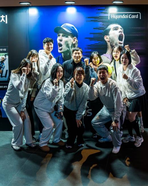 10일 오후 인천 중구 인스파이어 아레나에서 열린 '현대카드 슈퍼매치 14'의 경기장 밖 설치된 포토월에서 관람객들이 기념 사진을 찍고 있다./사진제공=현대카드