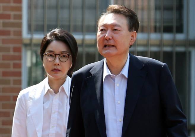 법원의 동계 휴정기가 끝나고 이번 주부터 윤석열 전 대통령 부부를 둘러싼 3대 특검의 주요 사건 재판이 동시에 진행된다. 가장 주목되는 일정은 13일 열리는 윤 전 대통령의 내란 우두머리 혐의 결심공판이다. 사진은 지난해 6월 윤석열 전 대통령과 김건희 여사의 모습. /사진=뉴스1