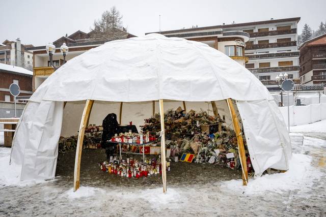 지난 8일 스위스 발레주 크랑몬타나의 화재사건을 추모하기 위해 만든 현장 앞 텐트 위로 눈이 내려 쌓여 있다. EPA 연합뉴스