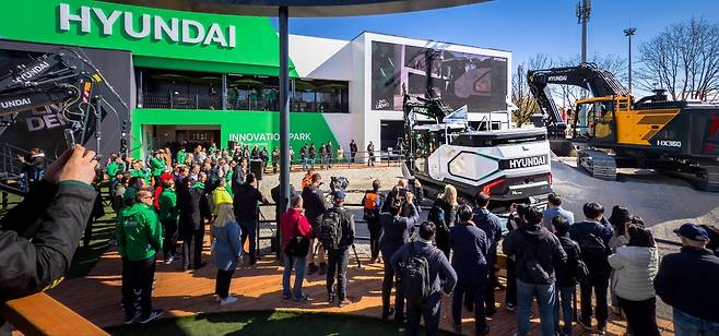 세계 최대 건설기계 박람회 바우마 2025에 마련된 HD현대건설기계 부스에서 관람객들이 제품 라인업들을 살펴보고 있다. [HD현대사이트솔루션 제공]