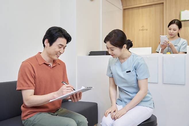 최근 손해보험업계가 ‘선지급 서비스’를 잇따라 도입하고 있다. 암 등 중증질환 진단 후 치료 예약만으로 보험금 일부를 미리 받을 수 있는 서비스다. 지난해 11월 메리츠화재를 시작으로 한두 달 새 주요 7개사가 도입했으며, 삼성화재도 검토에 나섰다. [게티이미지뱅크]