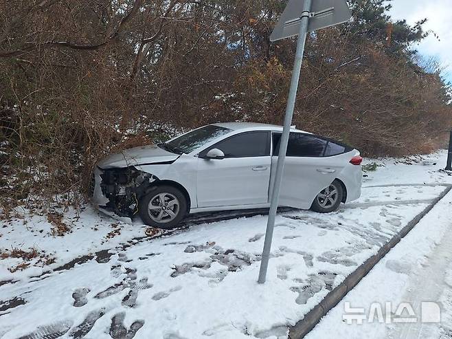 [서귀포=뉴시스] 11일 제주 서귀포시 안덕면 인근 도로에서 발생한 눈길 차량 4중 추돌사고 여파로 승용차 한 대가 갓길에 미끄러져 있다. (사진=제주도소방안전본부 제공) 2026.01.11. photo@newsis.com  *재판매 및 DB 금지
