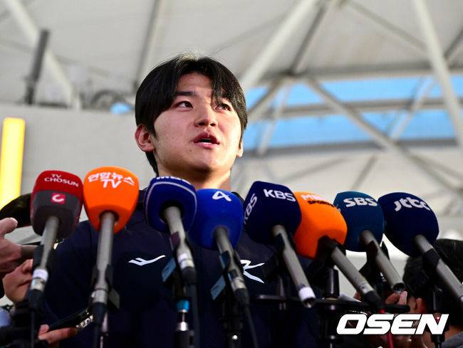 [OSEN=인천공항, 최규한 기자] 류지현 감독이 이끄는 한국 야구대표팀이 오는 3월 열리는 WBC를 준비하기 위해 9일 오전 인천공항을 통해 미국령 사이판으로 출국했다.류지현호는 9일부터 21일까지 사이판에서 1차 전지훈련 담금질에 나선다.대표팀 김도영이 취재진과 질의응답 시간을 갖고 있다. 2026.01.09 / dreamer@osen.co.kr
