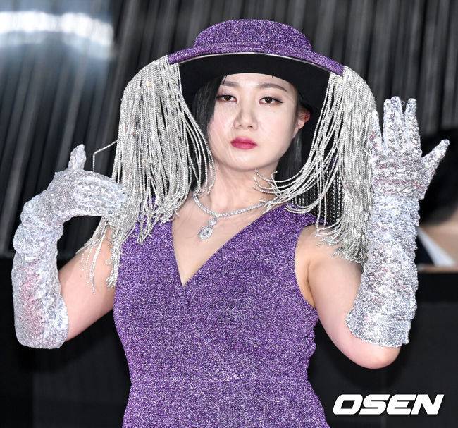 [OSEN=조은정 기자]2023 SBS 연예대상 포토월 행사가 30일 서울 마포구 상암 SBS 프리즘타워에서 열렸다.방송인 박나래가 레드카펫을 밟으며 포즈를 취하고 있다. 2023.12.30/cej@osen.co.kr