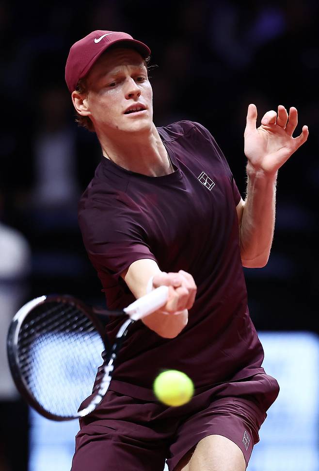 얀니크 신네르가 10일 오후 인천 중구 인스파이어 아레나에서 열린 '현대카드 슈퍼매치 14'에서 카를로스 알카라스와 경기를 치르고 있다. 뉴스1