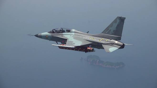 국산 FA-50 시제기에 천룡 장거리 공대지미사일이 장착되어 있다. 방위사업청 제공