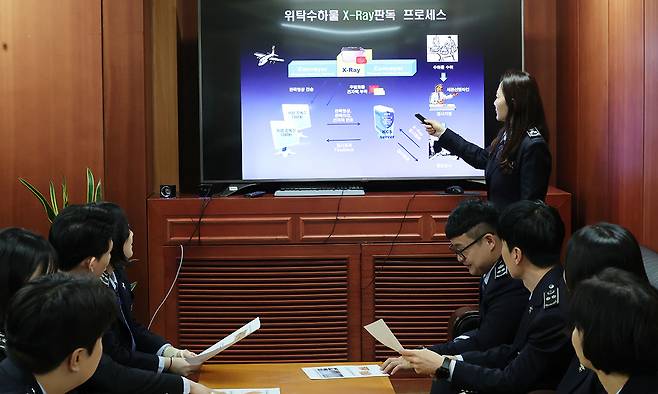X-Ray 판독팀 직원들이 마약 적발 사례를 공유하고 판독 기법을 논의하는 회의를 하고 있다.