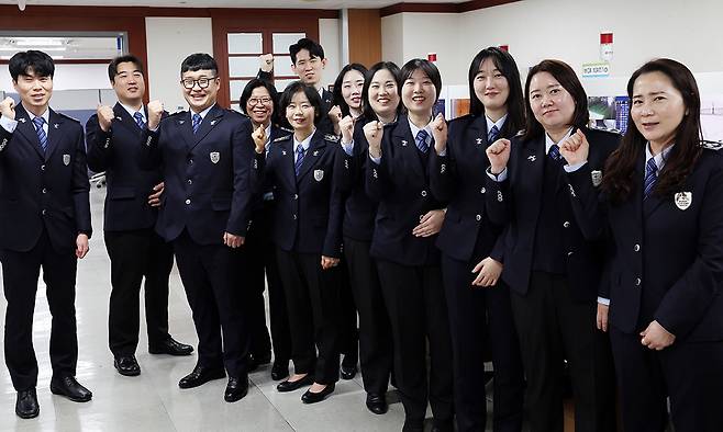 인천국제공항을 통한 마약 반입을 철저하게 차단하고 있는 인천공항세관 X-Ray 판독팀 직원들이 파이팅을 외치고 있다.