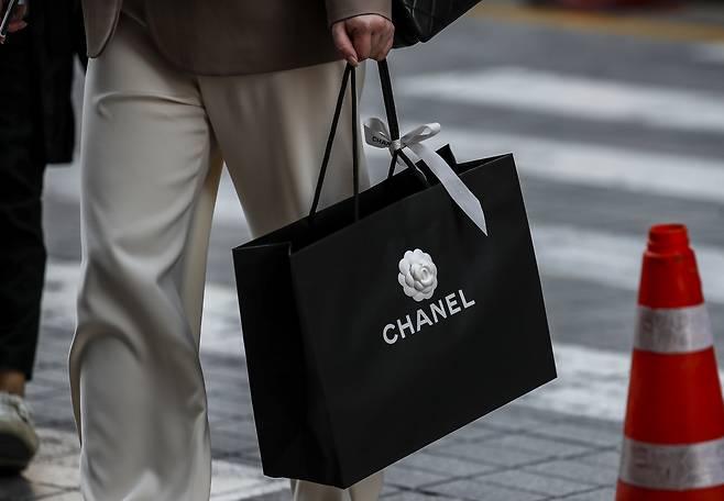 서울시내 백화점 앞에서 한 시민이 샤넬 쇼핑백을 들고 있다. 뉴시스