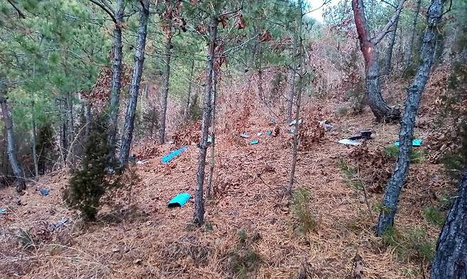 북한 조선중앙통신은 10일 한국의 무인기가 지난해 9월, 지난 4일에 북한에 침투했다며 관련 사진을 공개했다.&nbsp;개성시 개풍구역 묵산리지역에 추락한 무인기. 평양=조선중앙통신뉴스1